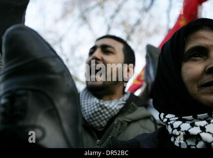 Dec 19, 2008 - Londres, Angleterre, Royaume-Uni - Coalition contre la guerre holding shoes et protester devant l'ambassade des États-Unis à Londres. Ceci fait suite à l'arrestation d'al-Zaidi, le journaliste irakien, qui a lancé ses chaussures contre le président américain, G.W. Bush au cours de sa conférence de presse à Bagdad plus tôt cette semaine. (Crédit Image : © Tal Cohen/ZUMA Press) RESTRICTIONS : * UK * hors droits Banque D'Images