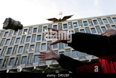 Dec 19, 2008 - Londres, Angleterre, Royaume-Uni - Coalition contre la guerre holding shoes et protester devant l'ambassade des États-Unis à Londres. Ceci fait suite à l'arrestation d'al-Zaidi, le journaliste irakien, qui a lancé ses chaussures contre le président américain, G.W. Bush au cours de sa conférence de presse à Bagdad plus tôt cette semaine. (Crédit Image : © Tal Cohen/ZUMA Press) RESTRICTIONS : * UK * hors droits Banque D'Images