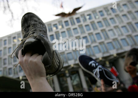 Dec 19, 2008 - Londres, Angleterre, Royaume-Uni - Coalition contre la guerre holding shoes et protester devant l'ambassade des États-Unis à Londres. Ceci fait suite à l'arrestation d'al-Zaidi, le journaliste irakien, qui a lancé ses chaussures contre le président américain, G.W. Bush au cours de sa conférence de presse à Bagdad plus tôt cette semaine. (Crédit Image : © Tal Cohen/ZUMA Press) RESTRICTIONS : * UK * hors droits Banque D'Images