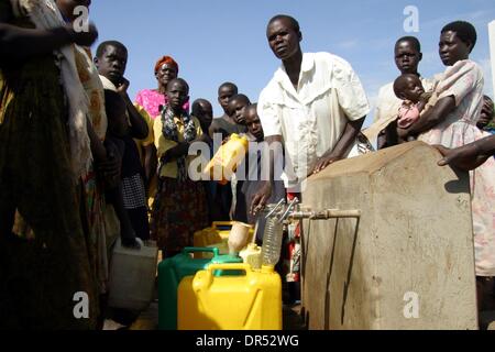 Les réfugiés à aller chercher de l'eau pendant leur séjour dans un camp de réfugiés en Ouganda Banque D'Images