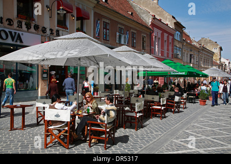 Restaurant dans la zone pedastrian de Brasov (Kronstadt), Transylvanie, Roumanie, Europe Banque D'Images