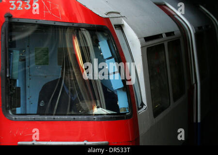 Jan 29, 2009 - Londres, Angleterre, Royaume-Uni - la station de métro Kensal Green Londres Bakerloo line, au nord-ouest de Londres. Le métro de Londres a annoncé qu'il coupe 1 000 emplois cette année. Les dirigeants de l'Union européenne décrit l'annonce comme un coup dur et a déclaré que les coupures ont été tenus d'influer sur les services. Mais Transport for London a dit non conducteurs tube ou le personnel de première ligne seraient touchées un Banque D'Images