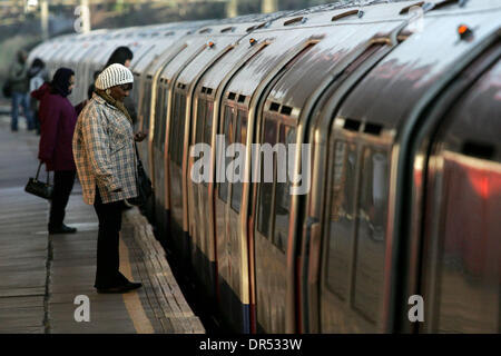 Jan 29, 2009 - Londres, Angleterre, Royaume-Uni - la station de métro Kensal Green Londres Bakerloo line, au nord-ouest de Londres. Le métro de Londres a annoncé qu'il coupe 1 000 emplois cette année. Les dirigeants de l'Union européenne décrit l'annonce comme un coup dur et a déclaré que les coupures ont été tenus d'influer sur les services. Mais Transport for London a dit non conducteurs tube ou le personnel de première ligne seraient touchées un Banque D'Images