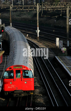 Jan 29, 2009 - Londres, Angleterre, Royaume-Uni - la station de métro Kensal Green Londres Bakerloo line, au nord-ouest de Londres. Le métro de Londres a annoncé qu'il coupe 1 000 emplois cette année. Les dirigeants de l'Union européenne décrit l'annonce comme un coup dur et a déclaré que les coupures ont été tenus d'influer sur les services. Mais Transport for London a dit non conducteurs tube ou le personnel de première ligne seraient touchées un Banque D'Images