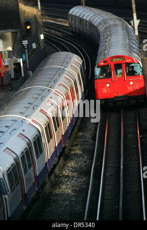 Jan 29, 2009 - Londres, Angleterre, Royaume-Uni - la station de métro Kensal Green Londres Bakerloo line, au nord-ouest de Londres. Le métro de Londres a annoncé qu'il coupe 1 000 emplois cette année. Les dirigeants de l'Union européenne décrit l'annonce comme un coup dur et a déclaré que les coupures ont été tenus d'influer sur les services. Mais Transport for London a dit non conducteurs tube ou le personnel de première ligne seraient touchées un Banque D'Images