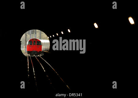 Jan 29, 2009 - Londres, Angleterre, Royaume-Uni - la station de métro Kensal Green Londres Bakerloo line, au nord-ouest de Londres. Le métro de Londres a annoncé qu'il coupe 1 000 emplois cette année. Les dirigeants de l'Union européenne décrit l'annonce comme un coup dur et a déclaré que les coupures ont été tenus d'influer sur les services. Mais Transport for London a dit non conducteurs tube ou le personnel de première ligne seraient touchées un Banque D'Images