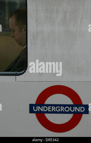 Jan 29, 2009 - Londres, Angleterre, Royaume-Uni - la station de métro Kensal Green Londres Bakerloo line, au nord-ouest de Londres. Le métro de Londres a annoncé qu'il coupe 1 000 emplois cette année. Les dirigeants de l'Union européenne décrit l'annonce comme un coup dur et a déclaré que les coupures ont été tenus d'influer sur les services. Mais Transport for London a dit non conducteurs tube ou le personnel de première ligne seraient touchées un Banque D'Images