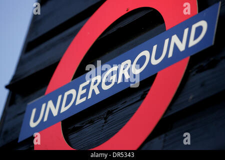 Jan 29, 2009 - Londres, Angleterre, Royaume-Uni - la station de métro Kensal Green Londres Bakerloo line, au nord-ouest de Londres. Le métro de Londres a annoncé qu'il coupe 1 000 emplois cette année. Les dirigeants de l'Union européenne décrit l'annonce comme un coup dur et a déclaré que les coupures ont été tenus d'influer sur les services. Mais Transport for London a dit non conducteurs tube ou le personnel de première ligne seraient touchées un Banque D'Images