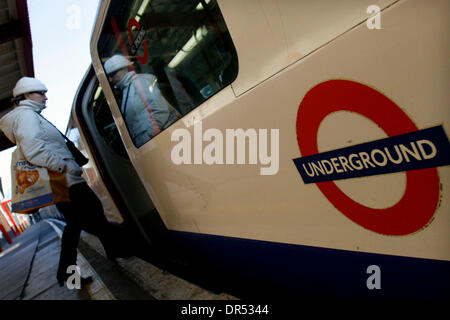 Jan 29, 2009 - Londres, Angleterre, Royaume-Uni - la station de métro Kensal Green Londres Bakerloo line, au nord-ouest de Londres. Le métro de Londres a annoncé qu'il coupe 1 000 emplois cette année. Les dirigeants de l'Union européenne décrit l'annonce comme un coup dur et a déclaré que les coupures ont été tenus d'influer sur les services. Mais Transport for London a dit non conducteurs tube ou le personnel de première ligne seraient touchées un Banque D'Images