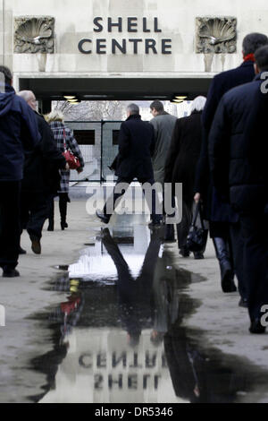 Jan 29, 2009 - Londres, Angleterre, Royaume-Uni - Siège de Shell dans le centre de Londres. Le géant pétrolier Royal Dutch Shell a affiché une forte baisse des bénéfices trimestriels après les prix du pétrole ont chuté de façon remarquable à la fin de l'année dernière. Bénéfice pour les trois derniers mois de 2008 a chuté à $4.8bn (€3.4Bn), en baisse de 28  % par rapport à la même période il y a un an et 56  % de moins qu'au trimestre précédent. B Banque D'Images