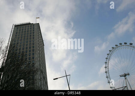 Jan 29, 2009 - Londres, Angleterre, Royaume-Uni - Siège de Shell dans le centre de Londres. Le géant pétrolier Royal Dutch Shell a affiché une forte baisse des bénéfices trimestriels après les prix du pétrole ont chuté de façon remarquable à la fin de l'année dernière. Bénéfice pour les trois derniers mois de 2008 a chuté à $4.8bn (€3.4Bn), en baisse de 28  % par rapport à la même période il y a un an et 56  % de moins qu'au trimestre précédent. B Banque D'Images