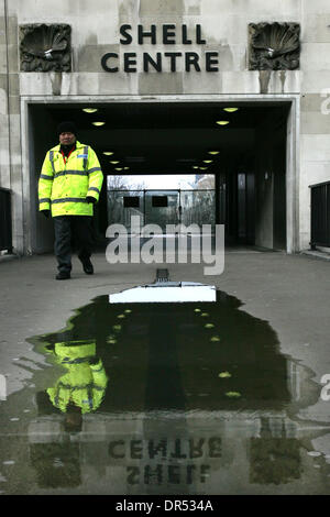 Jan 29, 2009 - Londres, Angleterre, Royaume-Uni - Siège de Shell dans le centre de Londres. Le géant pétrolier Royal Dutch Shell a affiché une forte baisse des bénéfices trimestriels après les prix du pétrole ont chuté de façon remarquable à la fin de l'année dernière. Bénéfice pour les trois derniers mois de 2008 a chuté à $4.8bn (€3.4Bn), en baisse de 28  % par rapport à la même période il y a un an et 56  % de moins qu'au trimestre précédent. B Banque D'Images