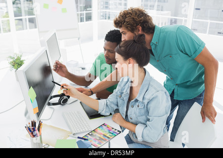 Trois artistes travaillant sur ordinateur à l'office de tourisme Banque D'Images