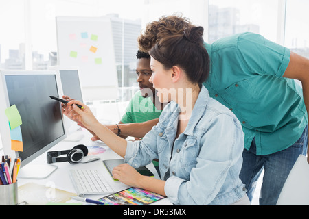 Trois artistes travaillant sur ordinateur à l'office de tourisme Banque D'Images