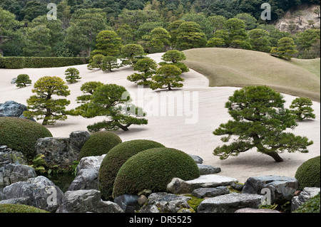 Les pins miniatures donnent un sens de l'échelle aux jardins du Musée d'Art d'Adachi, un célèbre jardin de 20c par Adachi Zenko à Matsue, Japon Banque D'Images