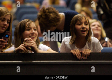Apr 10, 2009 - Salt Lake City, Utah, USA - Miley Cyrus et Billy Ray Cyrus greet fans avant l'ouverture de la 'Hannah Montana' film au Mégaplex 20 au niveau du district. Visite de Miley fait partie d'un programme par Walt Disney Pictures appelé "Week-end d'ouverture surprise,' où différentes stars et visite de talent film théâtre méfiants public lors du weekend d'ouverture d'un spectacle. L'Utah Banque D'Images