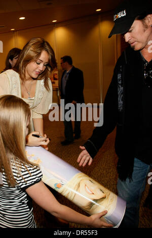 Apr 10, 2009 - Salt Lake City, Utah, USA - MILEY CYRUS et BILLY RAY CYRUS signer un poster de Hannah Montana de SADIE WALKER, 8, de Brigham City, avant l'ouverture de la 'Hannah Montana' film au Mégaplex 20 au niveau du district. Visite de Miley fait partie d'un programme par Walt Disney Pictures appelé "Week-end d'ouverture surprise,' où différentes étoiles et film talent visitez l'outilen méfiants Banque D'Images