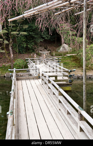 Un pont en zigzag en bois dans le jardin de Koraku-en à Okayama, fondé en 1686. C'est l'un des trois jardins les plus célèbres du Japon Banque D'Images