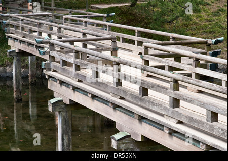 Un pont en zigzag en bois dans le jardin de Koraku-en à Okayama, fondé en 1686. C'est l'un des trois jardins les plus célèbres du Japon Banque D'Images