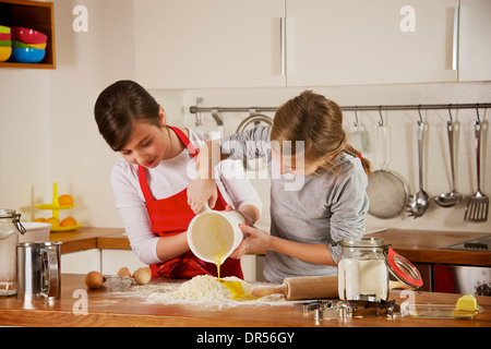 Enfants making Christmas Cookies, Munich, Bavière, Allemagne Banque D'Images