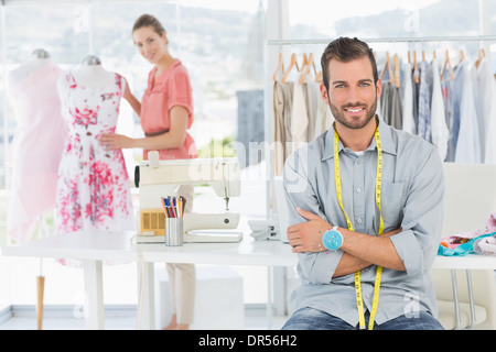 Portrait de l'homme avec le créateur de mode féminine travaillant au studio Banque D'Images