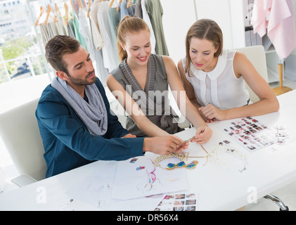 Trois fashion designers discussing designs Banque D'Images