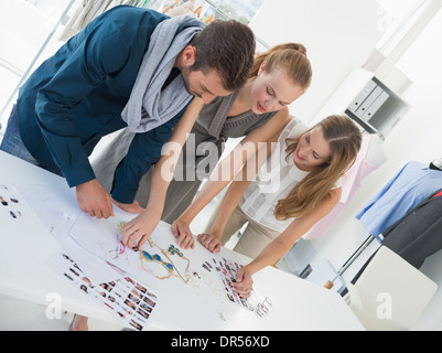 Trois fashion designers discussing designs Banque D'Images