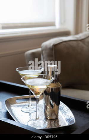 Les martinis on tray in modern living room Banque D'Images