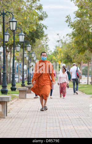 Le moine bouddhiste portant un masque de la grippe, Phnom Penh, Cambodge Banque D'Images