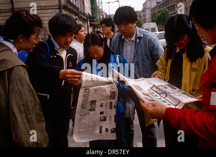 Les membres de la communauté Chinoise exil veiller et attendre plus de nouvelles en dehors de leur ambassade un jour après le massacre de Tiananmen Sq. Banque D'Images