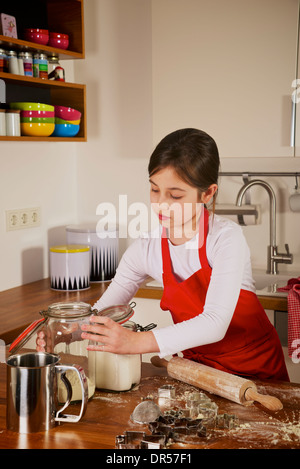 Girl making Christmas Cookies, Munich, Bavière, Allemagne Banque D'Images