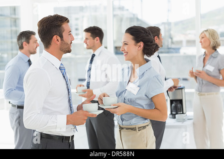 Collègues en discussion avec verres pendant les pauses Banque D'Images