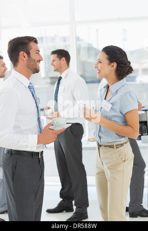 Collègues en discussion avec verres pendant les pauses Banque D'Images