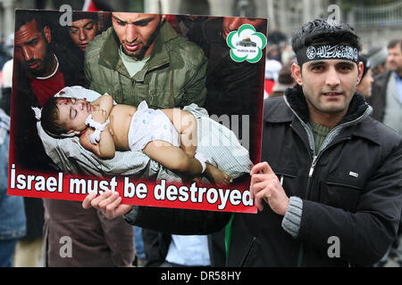 Jan 02, 2009 - Istanbul, Turquie - Turquie manifestants prier à l'extérieur de la mosquée de Beyazit à Istanbul, Turquie, le vendredi 2 janvier 2009. Des milliers de personnes se sont rassemblés à l'extérieur des mosquées à travers le pays pour protester contre les raids aériens israéliens sur Gaza. Environ 5 000 personnes ont dénoncé les raids devant une mosquée à Istanbul après la prière du vendredi, brûlant des drapeaux israéliens et américains et réciter des funérailles Banque D'Images