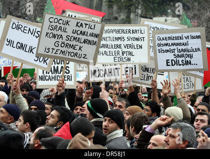 Jan 02, 2009 - Istanbul, Turquie - Turquie manifestants prier à l'extérieur de la mosquée de Beyazit à Istanbul, Turquie, le vendredi 2 janvier 2009. Des milliers de personnes se sont rassemblés à l'extérieur des mosquées à travers le pays pour protester contre les raids aériens israéliens sur Gaza. Environ 5 000 personnes ont dénoncé les raids devant une mosquée à Istanbul après la prière du vendredi, brûlant des drapeaux israéliens et américains et réciter des funérailles Banque D'Images