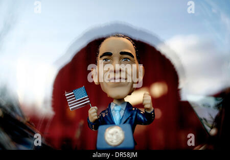 Jan 15, 2009 - Washington, District of Columbia, États-Unis - Obama victorieux collectable figure dans la vitrine de "écrire pour vous store' à Chevy Chase Circle, Washington, DC, le 15 janvier 2009... (Crédit Image : ©/ZUMAPRESS.com) Lukasova Veronika Banque D'Images