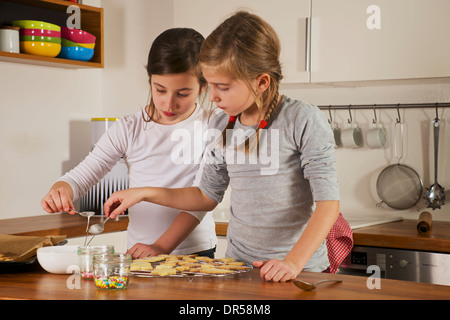 Enfants making Christmas Cookies, Munich, Bavière, Allemagne Banque D'Images