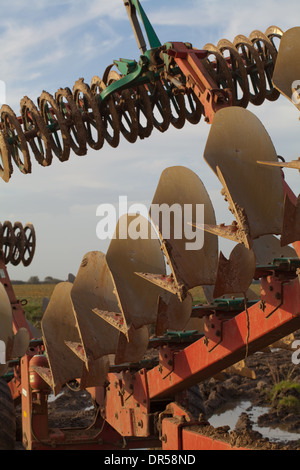 Socs. RX 100 Kverneland. Les machines agricoles, tirées du tracteur utilisé pour tourner le sol après la récolte. Banque D'Images