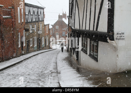 La colline raide, Lincoln dans la neige, Lincs, England UK Banque D'Images