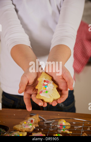 Enfant decorating Christmas Cookies, Munich, Bavière, Allemagne Banque D'Images