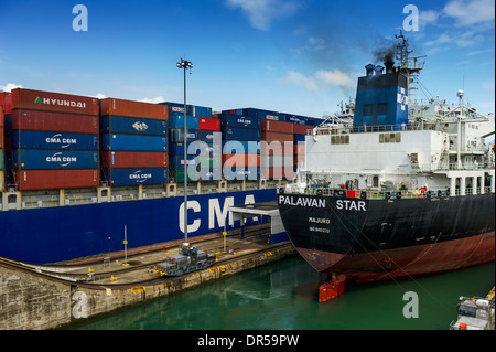 Les cargos sur le Canal de Panama Banque D'Images