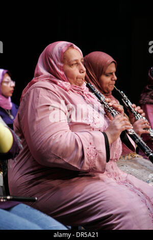 Mar 13, 2009 - Athènes, Grèce - répétition avant le concert à Art Centre à Athènes en Grèce. L'Association Al Nour Wal Amal 'lumière et espoir' a été fondée en 1954 à partir d'une équipe de femmes bénévoles, comme le premier centre créé dans le Moyen-Orient pour l'éducation, la formation professionnelle et l'intégration des jeunes filles aveugles dans la société. L'orchestre Al Nour Wal Amal est composé d'aveugles Banque D'Images