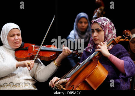 Mar 13, 2009 - Athènes, Grèce - répétition avant le concert à Art Centre à Athènes en Grèce. L'Association Al Nour Wal Amal 'lumière et espoir' a été fondée en 1954 à partir d'une équipe de femmes bénévoles, comme le premier centre créé dans le Moyen-Orient pour l'éducation, la formation professionnelle et l'intégration des jeunes filles aveugles dans la société. L'orchestre Al Nour Wal Amal est composé d'aveugles Banque D'Images