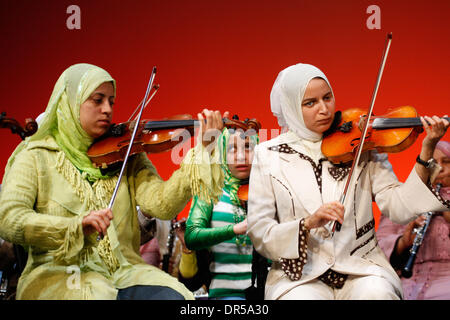 Mar 13, 2009 - Athènes, Grèce - répétition avant le concert à Art Centre à Athènes en Grèce. L'Association Al Nour Wal Amal 'lumière et espoir' a été fondée en 1954 à partir d'une équipe de femmes bénévoles, comme le premier centre créé dans le Moyen-Orient pour l'éducation, la formation professionnelle et l'intégration des jeunes filles aveugles dans la société. L'orchestre Al Nour Wal Amal est composé d'aveugles Banque D'Images