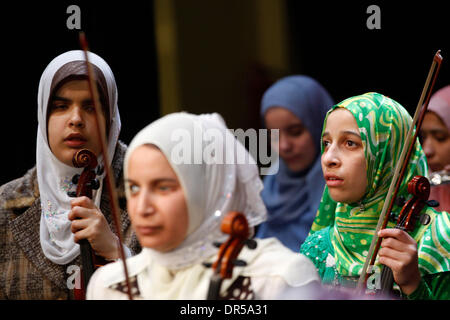 Mar 13, 2009 - Athènes, Grèce - répétition avant le concert à Art Centre à Athènes en Grèce. L'Association Al Nour Wal Amal 'lumière et espoir' a été fondée en 1954 à partir d'une équipe de femmes bénévoles, comme le premier centre créé dans le Moyen-Orient pour l'éducation, la formation professionnelle et l'intégration des jeunes filles aveugles dans la société. L'orchestre Al Nour Wal Amal est composé d'aveugles Banque D'Images