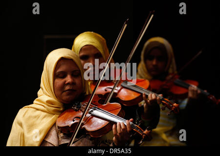 Mar 13, 2009 - Athènes, Grèce - répétition avant le concert à Art Centre à Athènes en Grèce. L'Association Al Nour Wal Amal 'lumière et espoir' a été fondée en 1954 à partir d'une équipe de femmes bénévoles, comme le premier centre créé dans le Moyen-Orient pour l'éducation, la formation professionnelle et l'intégration des jeunes filles aveugles dans la société. L'orchestre Al Nour Wal Amal est composé d'aveugles Banque D'Images