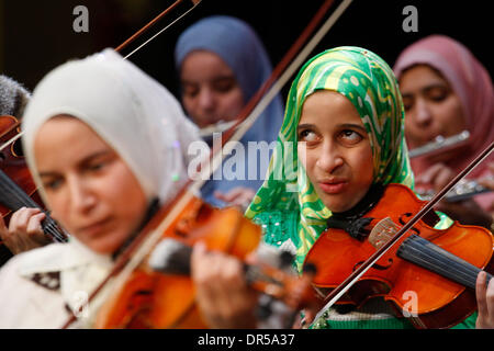 Mar 13, 2009 - Athènes, Grèce - répétition avant le concert à Art Centre à Athènes en Grèce. L'Association Al Nour Wal Amal 'lumière et espoir' a été fondée en 1954 à partir d'une équipe de femmes bénévoles, comme le premier centre créé dans le Moyen-Orient pour l'éducation, la formation professionnelle et l'intégration des jeunes filles aveugles dans la société. L'orchestre Al Nour Wal Amal est composé d'aveugles Banque D'Images