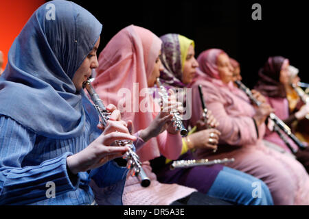 Mar 13, 2009 - Athènes, Grèce - répétition avant le concert à Art Centre à Athènes en Grèce. L'Association Al Nour Wal Amal 'lumière et espoir' a été fondée en 1954 à partir d'une équipe de femmes bénévoles, comme le premier centre créé dans le Moyen-Orient pour l'éducation, la formation professionnelle et l'intégration des jeunes filles aveugles dans la société. L'orchestre Al Nour Wal Amal est composé d'aveugles Banque D'Images