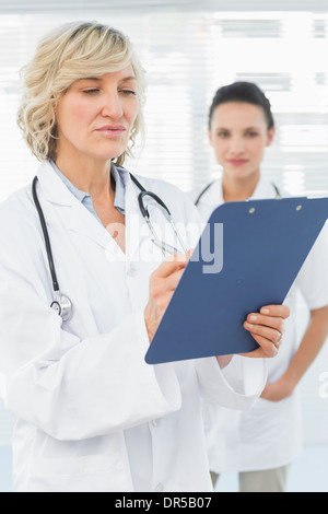 Femme médecin lire les rapports avec les collègues à l'hôpital Banque D'Images