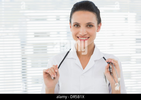 Beau confident female doctor with stethoscope Banque D'Images
